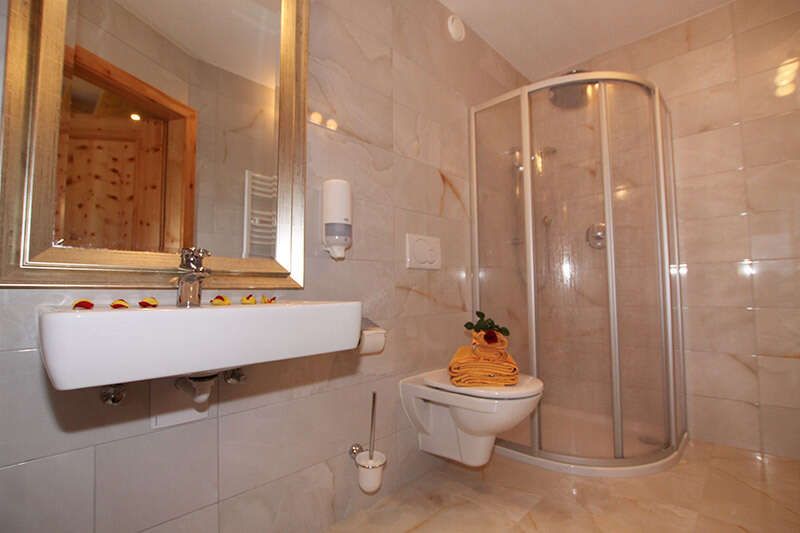 Badezimmer mit WC im Zirben Zimmer im Humlerhof in Tirol